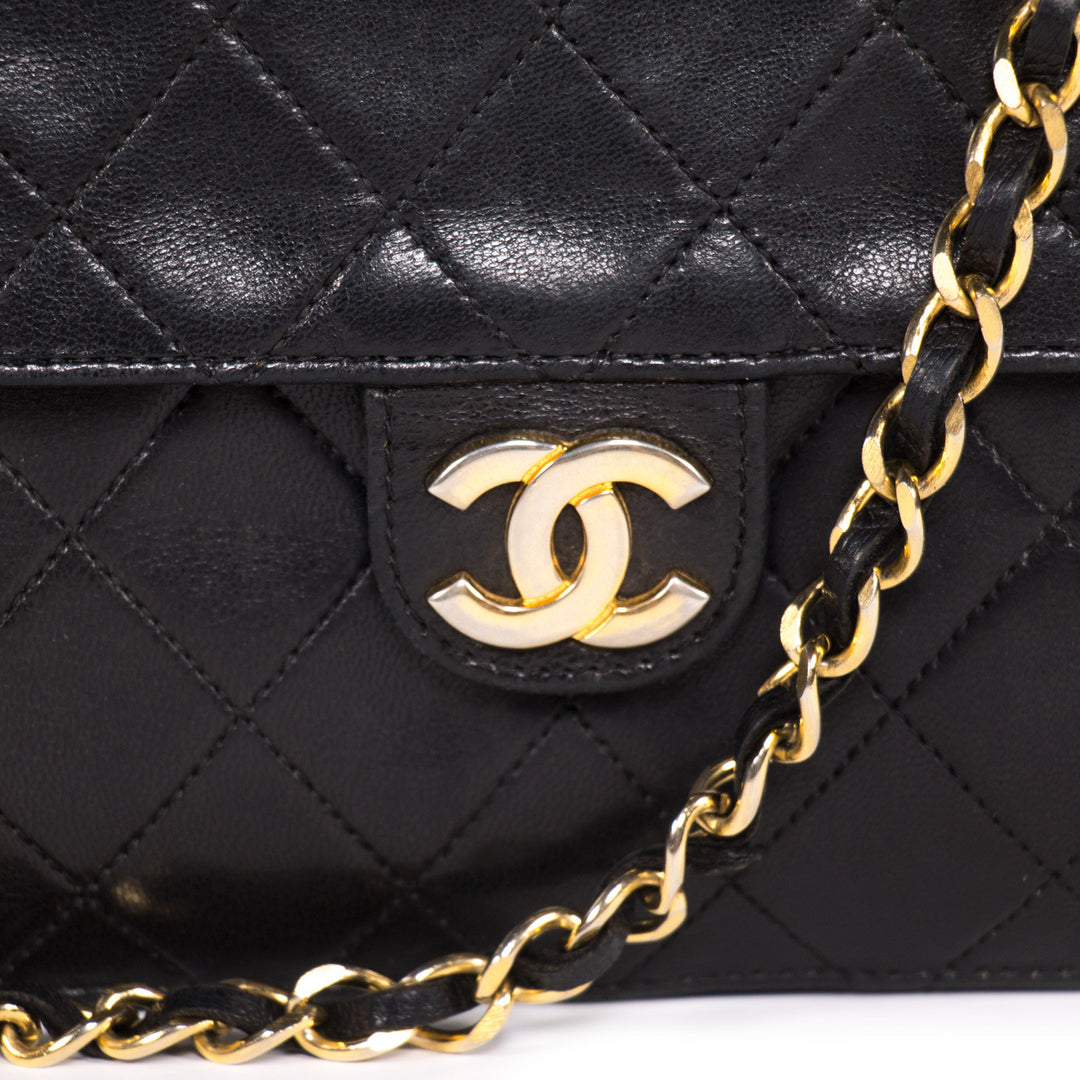 Chanel Classic Quilted Chain Shoulder Bag Bags Chanel - Shop authentic new pre-owned designer brands online at Re-Vogue