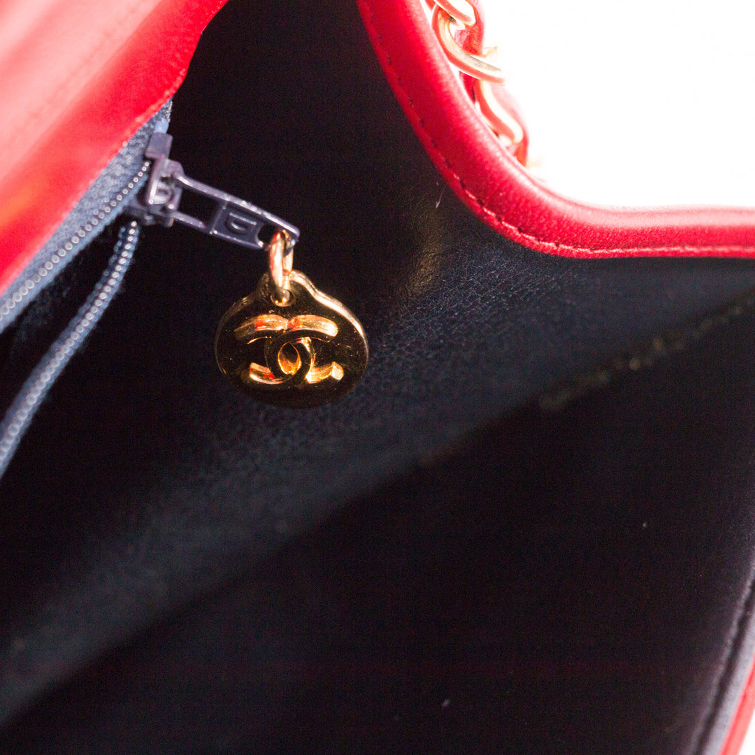 Chanel Quilted Chain Shoulder Bag Bags Chanel - Shop authentic new pre-owned designer brands online at Re-Vogue